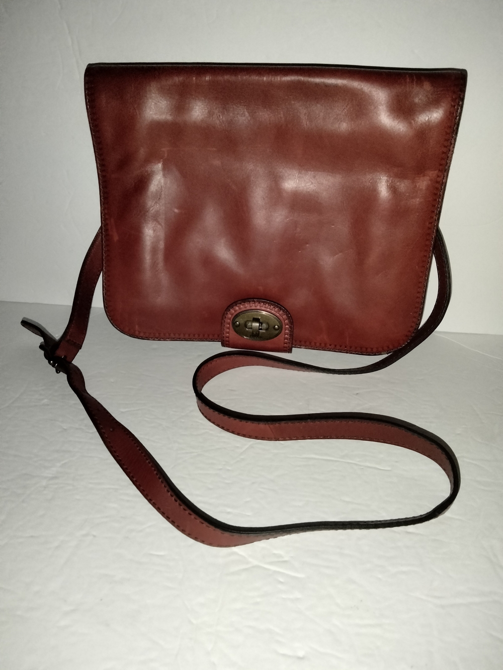 Fossil Red-Brown Leather Adjustable Strap Crossbody Bag with Turn-Lock Closure